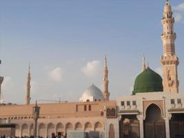 skön dagtid se av masjid al nabawi, medinas grön kupol, minareter och moské gård. foto