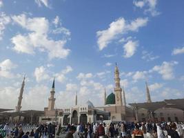 medina, saudi Arabien, dec 2022 - under de dag pilgrimer från Allt över de värld samla i de yttre gård av masjid al nabawi, madinah, saudi arabien. foto