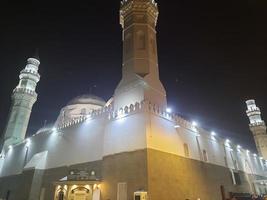 medina, saudi Arabien, dec 2022 - skön natt se av quba moské, de först moské av islam i medina, saudi arabien. foto