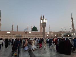 medina, saudi Arabien, dec 2022 - skön kväll se i masjid al-nabawi, besökare är sett i de lampor av de moské i de lokal av de moskén. foto