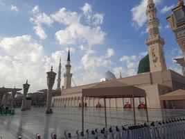 skön dagtid se av profetens moské - masjid al nabawi, medina, saudi arabien. foto