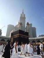 mecka, saudi Arabien, jan 2023 - skön interiör se av masjid al-haram, mecka, saudi arabien. pilgrimer från Allt över de värld är utför tawaf. foto