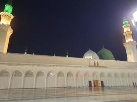 skön se av masjid al-nabawi, medina, saudi arabien i nattlampor. foto