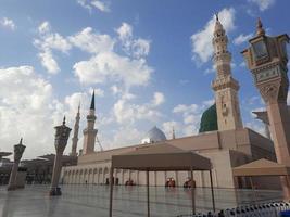 skön dagtid se av profetens moské - masjid al nabawi, medina, saudi arabien. foto