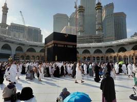 mecka, saudi Arabien, jan 2023 - skön interiör se av masjid al-haram, mecka, saudi arabien. pilgrimer från Allt över de värld är utför tawaf. foto