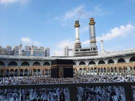 mecka, saudi Arabien, jan 2023 - skön interiör se av masjid al-haram, mecka, saudi arabien. pilgrimer från Allt över de värld är utför tawaf. foto