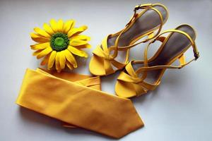 gul sandaler, slips och blomma för bröllop på de vit bakgrund. foto
