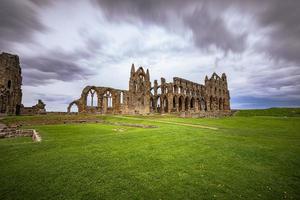 gotik kloster av whitby, england. foto