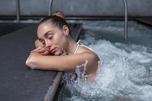 ung kvinna njuter vatten massage foto