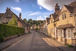 gammal cotswolds stad av slott kamma, england. foto