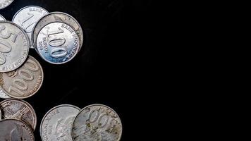 lugg av rupiah mynt som bakgrund foto