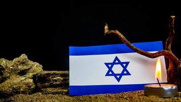 israeli flagga och ljus brinnande i främre av Det, förintelse minne dag foto