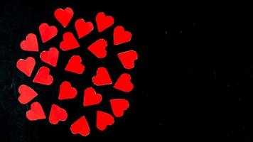 röd hjärta på svart bakgrund för valentine dag foto