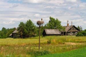 lettiska sommar landskap med hö rullar foto