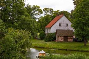 gammal hus i de lettiska Land sida foto