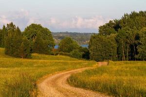 lettiska sommar landskap med hö rullar foto