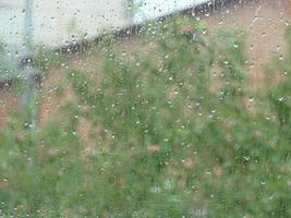 regnig dagar regn droppar på de fönster yta foto