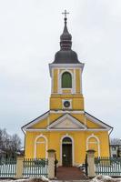 gul luthersk kyrka i estland foto