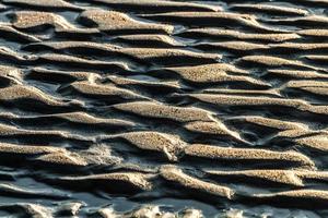 mönster i de hav sand på solnedgång foto