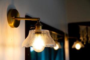 skön hängande ljus Glödlampa lampa foto