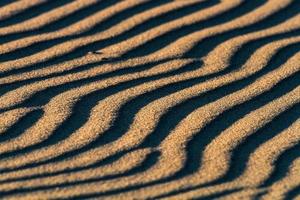 mönster i de hav sand på solnedgång foto