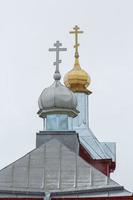 gul luthersk kyrka i estland foto