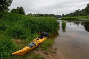 sommar landskap med flod i lettland foto