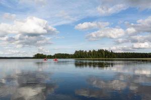 lettiska sjö landskap i sommar foto