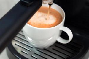 bearbeta av framställning espresso med coffe maskin. foto