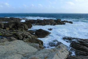 hav vågor förkrossande på de stenar 1 foto