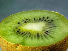 färsk mogen kiwi frukt för bakgrund. närbild foto