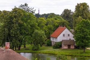 gammal hus i de lettiska Land sida foto