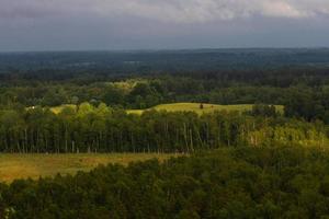 lettiska sommar landskap med hö rullar foto