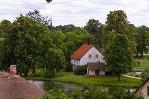 gammal hus i de lettiska Land sida foto