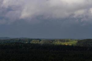 lettiska sommar landskap med hö rullar foto