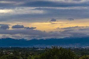 skön berg landskap stad panorama skog träd natur costa rica. foto