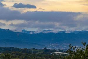 skön berg landskap stad panorama skog träd natur costa rica. foto