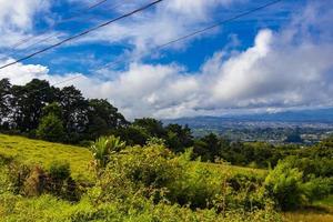 skön berg landskap stad panorama skog träd natur costa rica. foto