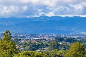 skön berg landskap stad panorama skog träd natur costa rica. foto