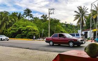 puerto escondido oaxaca mexico 2022 färgrik gator bilar hög trafik butiker människor byggnader handel Mexiko. foto