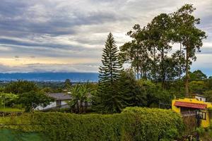 skön berg landskap stad panorama skog träd natur costa rica. foto