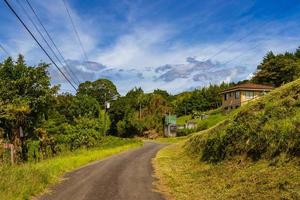 skön berg landskap stad panorama skog träd natur costa rica. foto