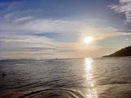 skön naturlig landskap av de strand på skymning foto