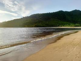 skön naturlig landskap av de strand på skymning foto