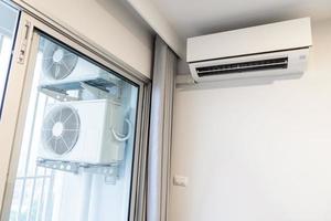 två luft konditionering kompressorer är hängd på vägg. foto