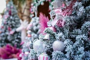 jul träd med snöflinga är dekorerade med boll, presenterar och gåva i rosa tema för jul och ny år händelse foto