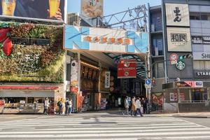 Osaka, Japan, 2019 - ingång av namba handla gata marknadsföra med handla köpcenter byggnad, ett destination och populär gata marknadsföra av många turister när komma till besök osaka. foto