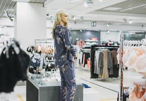 kvinna mannekäng i Hem pyjamas i en underkläder Lagra foto