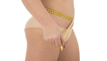 fett kvinna mätning henne mage övervikt, fetma. isolerat på vit bakgrund. foto