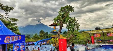 central java, Indonesien. januari 2023, turism i de grabag område kallad metro trädgårdar, är lämplig till vara Begagnade som en turist destination med familj foto